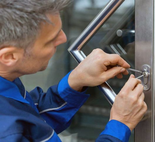 Artisan serrurier au travail